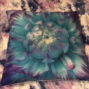 Floral design throw pillow